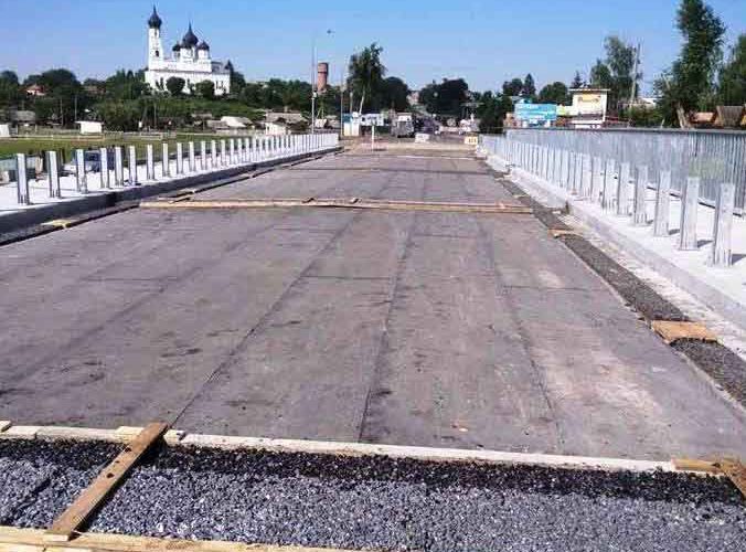 Капітальний ремонт мосту в Овручі: зробили гідроізоляцію та поздовжній дренаж