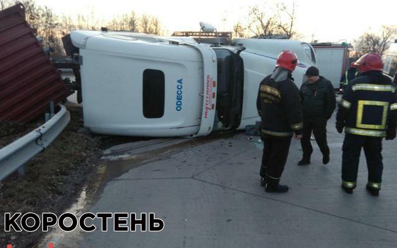На в’їзді в Коростень перекинулася фура ▶️ВІДЕО та ?ФОТО