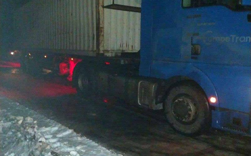 В Овручі рятувальники допомогли вантажівці виїхати вгору по слизькій дорозі